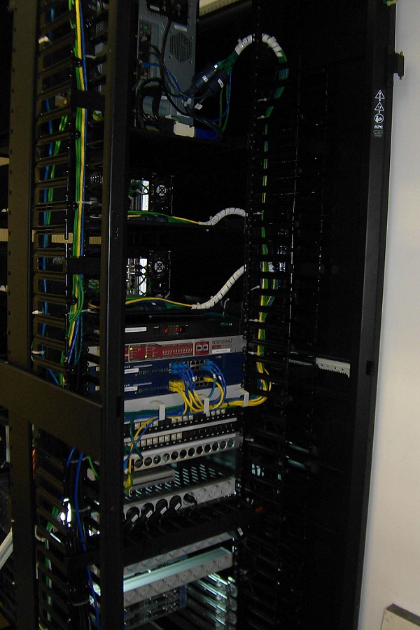 IOSONO Acoustic Testlab Routing IOSONO Akustik Labor (Acoustic Testlab). Routing der Digitalen Audiosignale. Ansicht Serverschrank hinten.