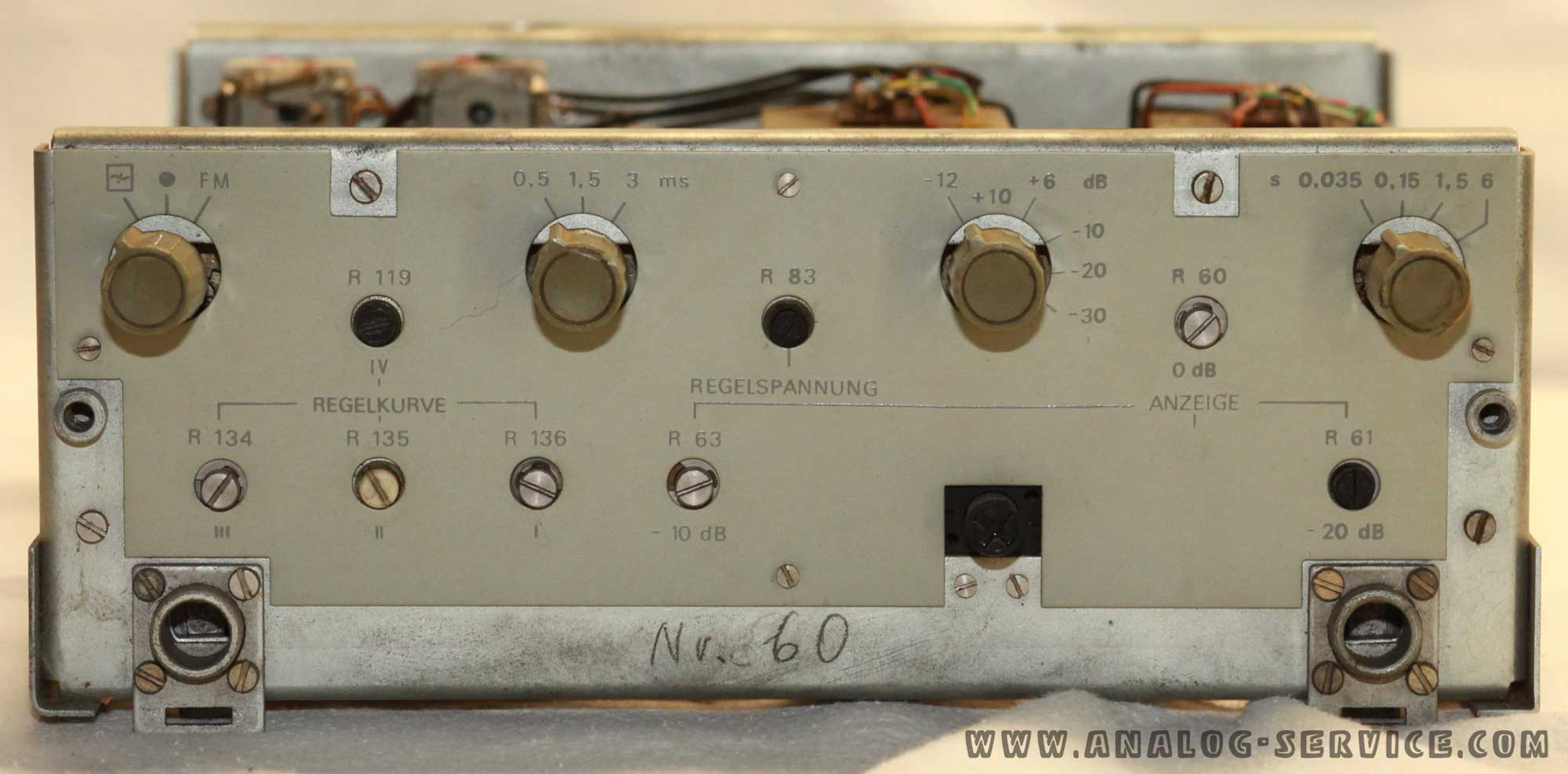 RFZ V713/1a mit abgenommener Frontplatte Der Kompressor V713/1a mit abgenommener Frontplatte. Zu sehen die zusätzlichen Bedienelemente