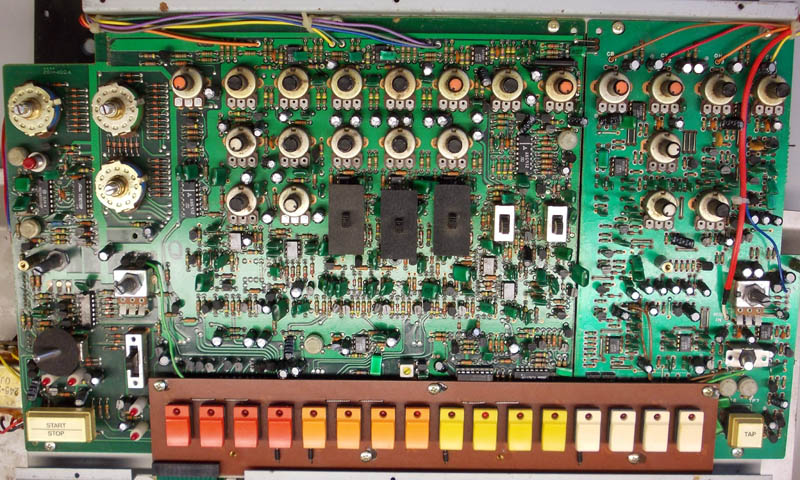 Roland TR808 Rhythm Composer Reparatur Innen Platine Vorderansicht Roland TR808 Reparatur Platine Vorne