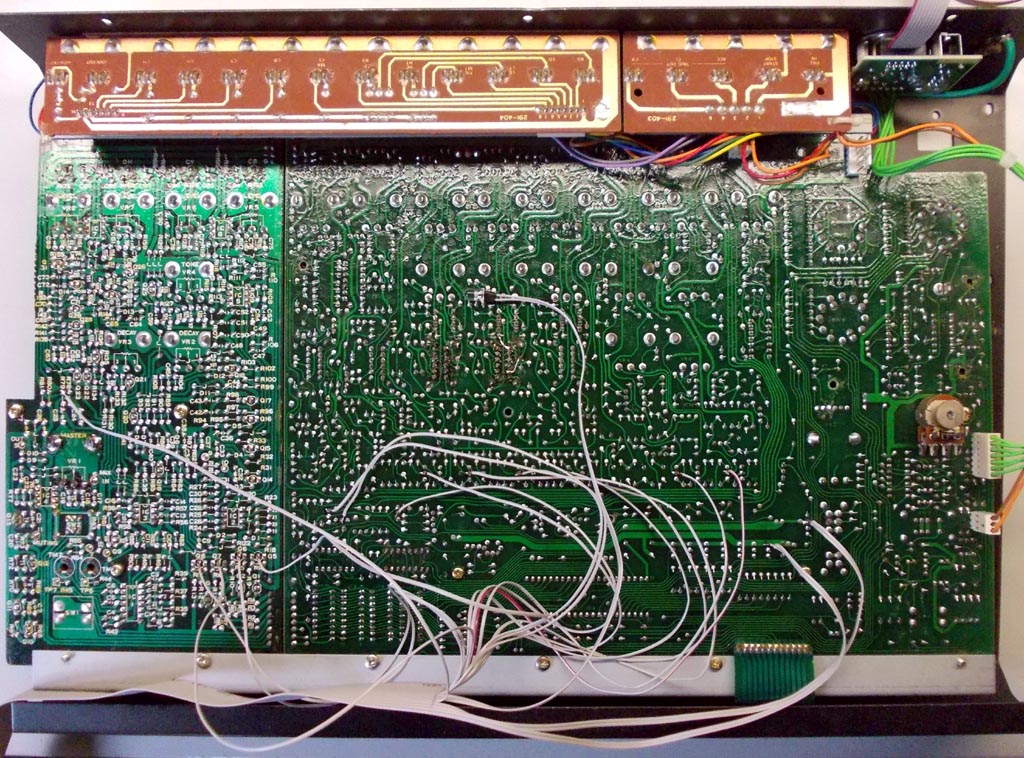 Roland TR808 Rhythm Composer Reparatur Lötpunkte für MIDI Interface auf Mainboard Roland TR808 Reparatur Midi Interface von CHD Electroservice an Mainboard gelötet
