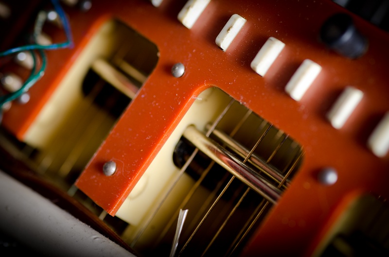 Reparatur Vermona ET6 Orgel DDR, Detailsansicht einiger gereinigter Tastenkontakte Vermona ET6 Orgel DDR Generalüberholt. Tastenkontakte Detailansicht.
