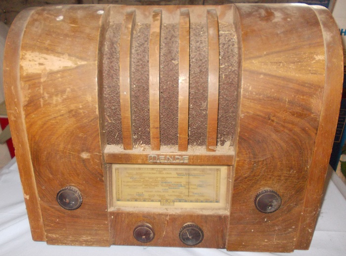 Mende, Radio, M245, Fundzustand, Fliehende Stirn, Vorderansicht Mende, Radio, M245, Fundzustand, Fliehende Stirn, Vorderansicht