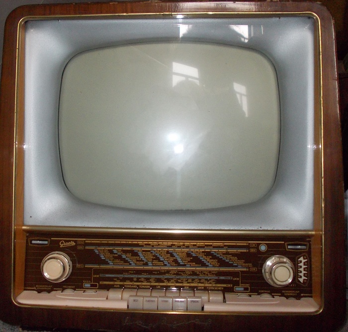 Graetz Landgraf. Röhrenradio und Röhrenfernsehgerät Kombination. Fundzustand, Reinigung, Vorderansicht Graetz Landgraf. Röhrenradio und Röhrenfernsehgerät Kombination. Restierung, Reinigung, Vorderansicht.