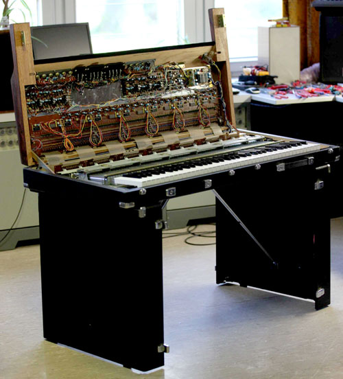 Yamaha CP30 mit geöffnetem Deckel yamaha epiano cp30 inside